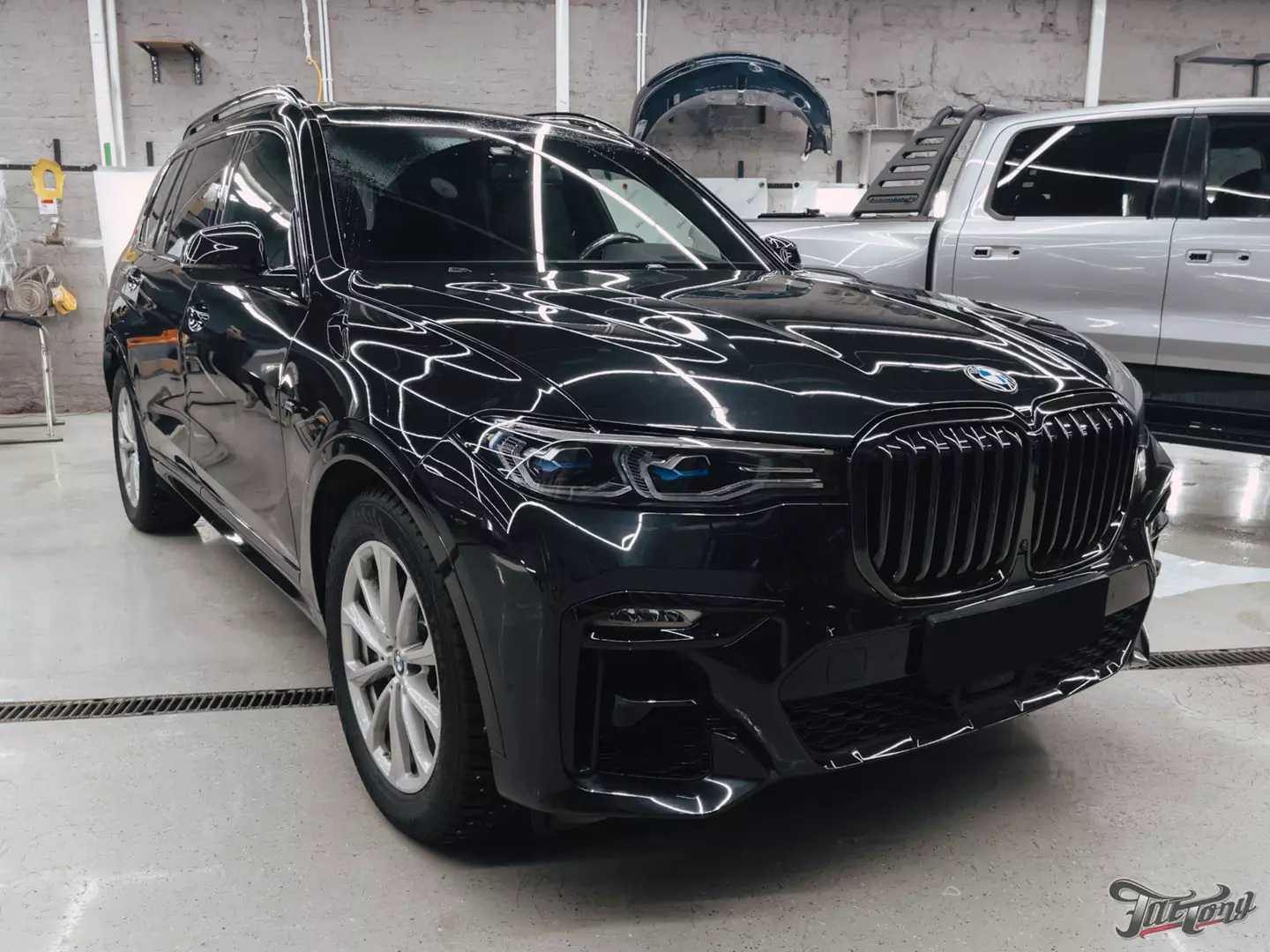 Оклеили BMW X7 в матовый полиуретан, провели чистку салона и покрыли кожу керамикой